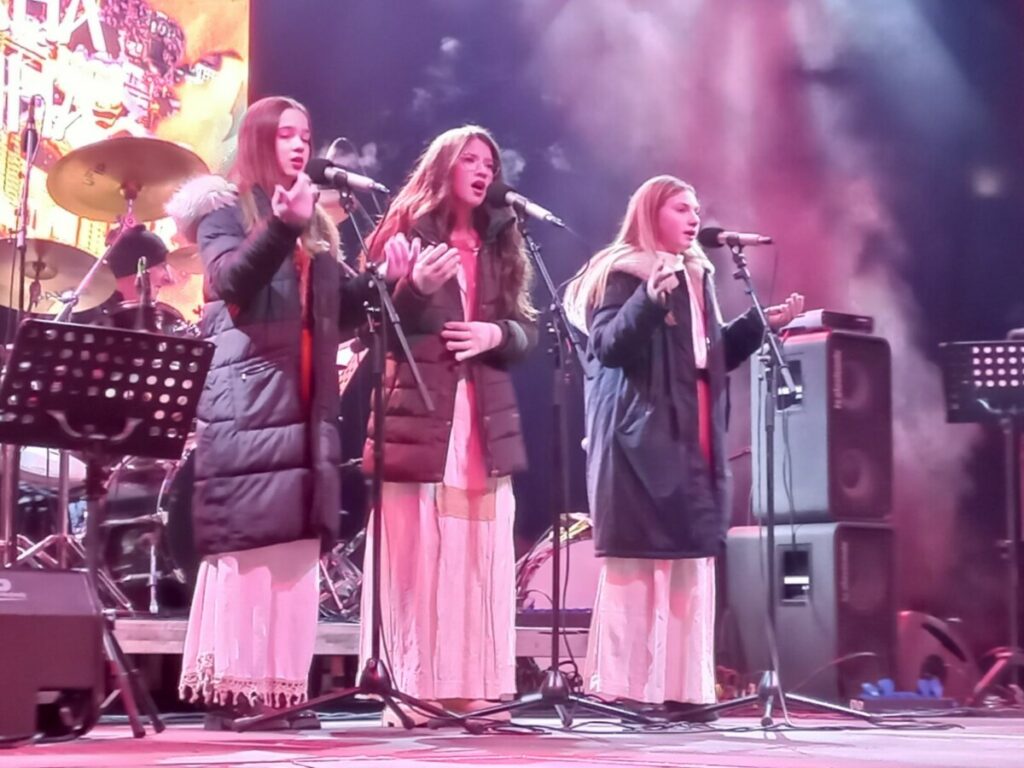 „СРПКИЊА ЈЕ МЕНЕ МАЈКА РОДИЛА“ Дјевојчице са Косова извеле познату пјесму (ВИДЕО)