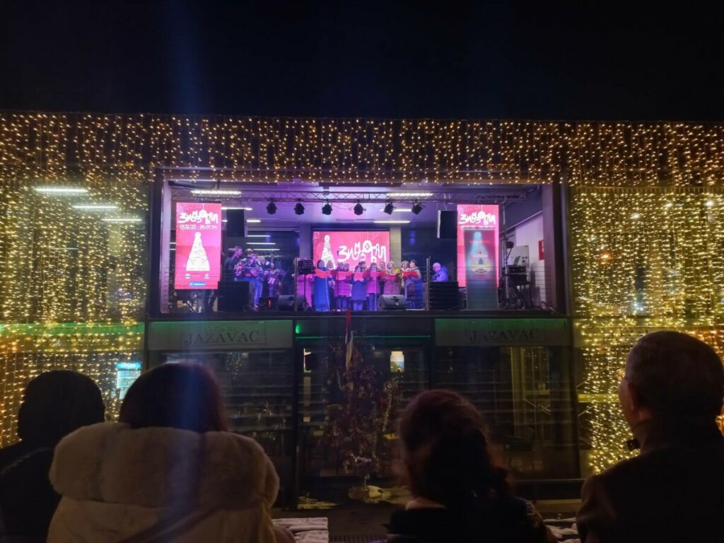 NOTE PROTKANE NJEŽNIM STIHOVIMA: Ansambl „Vrbaska svita“ održao novogodišnji koncert (FOTO/VIDEO)