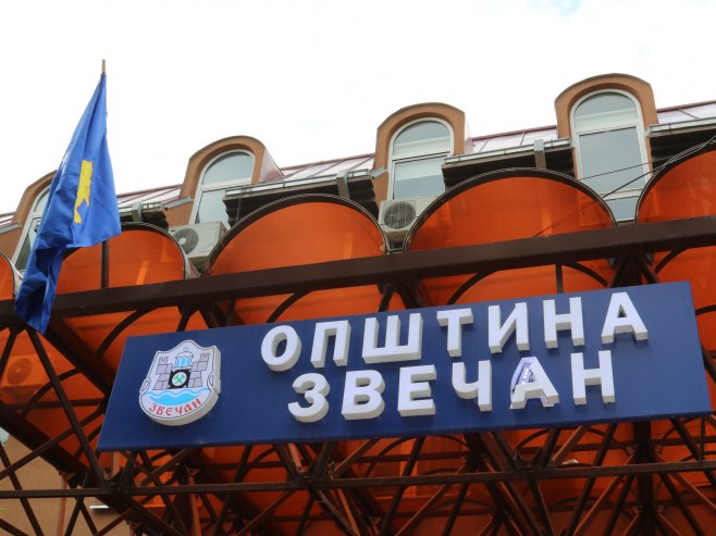 „СВЕ ИМ СРПСКО СМЕТА“: Приштина уклонила билборд са ликом Вучића, Ђоковића и Путина