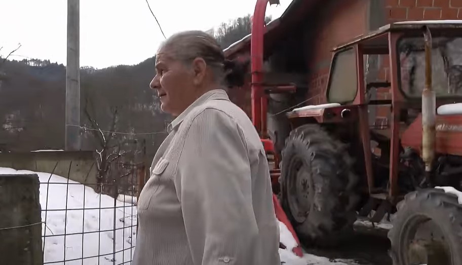 „VOLI DA SE NAKINĐURI, ALI JOJ NE SMETA DA SMRDI NA ŠTALU“ Hava iz Srebrenice nahvalila snaju (VIDEO)