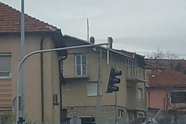 VJETAR OTKINUO SEMAFOR U BANJALUCI: Policija reguliše saobraćaj