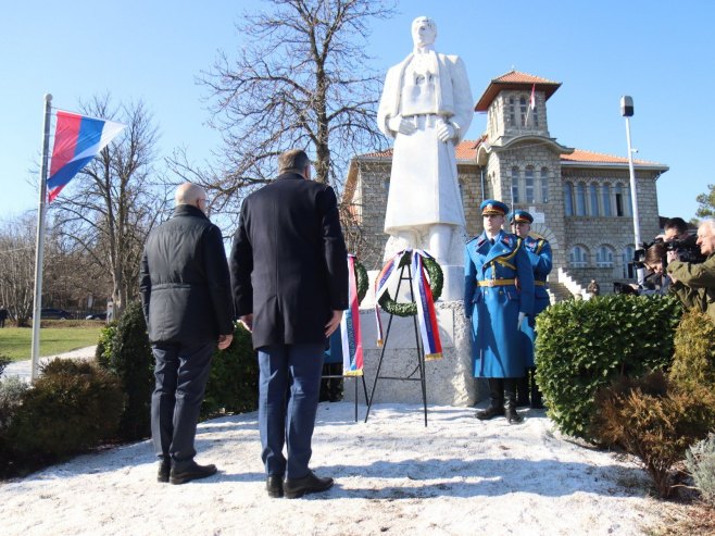 POVODOM DANA DRŽAVNOSTI SRBIJE: Dodik i Vučević položili vijence kod spomenika voždu Karađorđu (FOTO)