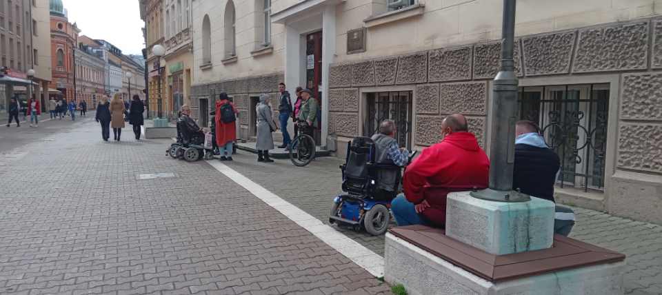 TRAŽE SVOJA PRAVA: Lica sa invaliditetom noćila u Gradskoj upravi Banjaluka, dolazila policija