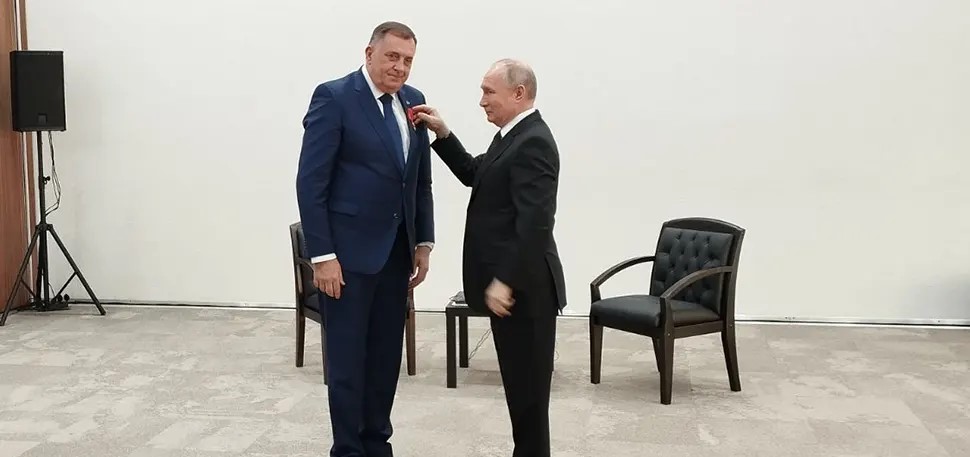 ЗА ВЕЛИКИ ДОПРИНОС РАЗВОЈУ САРАДЊЕ: Путин уручио Додику Орден Александра Невског