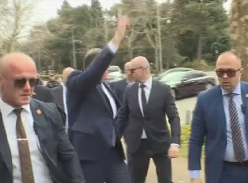 СРПСКИ ИНАТ: Додик са три прста поздравио демонстранте испред Скупштине Црне Горе (ВИДЕО)