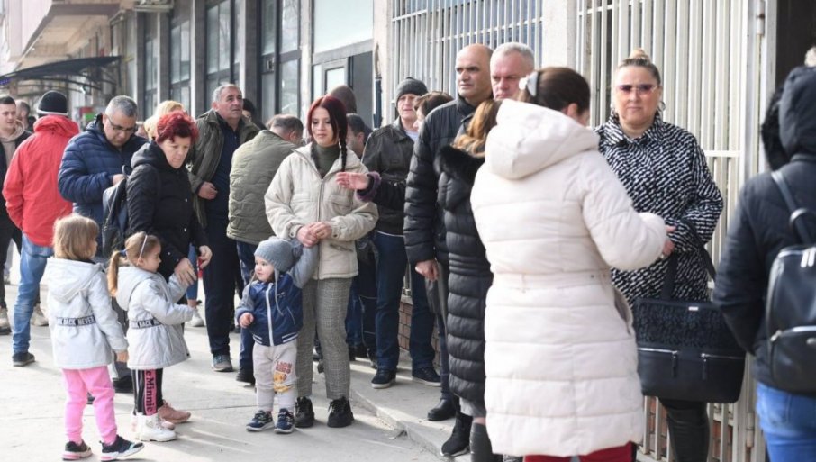 KRITIČNO NA SJEVERU KOSOVA: Majke sa djecom čekaju u redovima, nema dinara za isplatu pomoći – „Od čega da kupimo mlijeko?“
