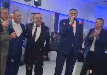 „SAMO TAKO, SAMO TAKO, TO SRCE ŽELI“ Dodik zapjevao u Bijeljini na privatnom slavlju dr Zlatka Maksimovića (VIDEO)