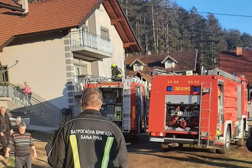 POŽAR U BANJALUCI: Gorjela porodična kuća, vatrogasci spriječili veću štetu (FOTO)