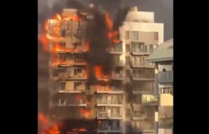VATRA PROGUTALA VIŠESPRATNICU: Vatrogasci i ljekari spasavaju građane, postavljena i improvizovana bolnica (VIDEO)
