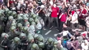 NEMIRI U ARGENTINI: Više desetina povrijeđenih na protestima protiv reformi u Buenos Ajresu (VIDEO)