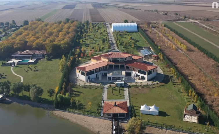 SAKRIVENA OD OČIJU JAVNOSTI: Pogledajte raskošnu vilu Novaka Đokovića u Vojvodini (FOTO/VIDEO)