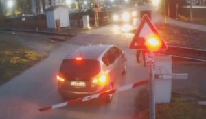 AUTOMOBILOM OTKINUO RAMPU: Novi incident na pružnom prelazu kod Incela (VIDEO)
