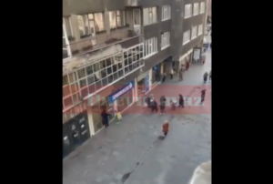 STRAVIČNO: Obrušila se fasada na ženu u centru Sarajeva