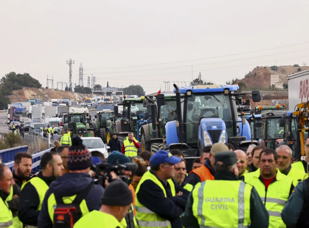 ŠPANIJA NA NOGAMA: Traktori četvrti dan zaredom na saobraćajnicama i ulicama