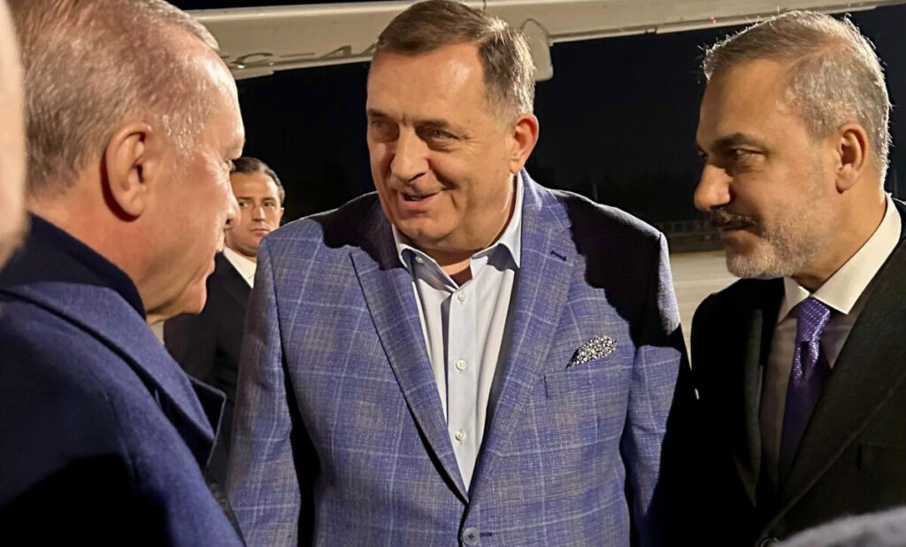 SRDAČAN SUSRET LIDERA: Dodik sa Erdoganom na aerodromu u Antaliji (VIDEO)