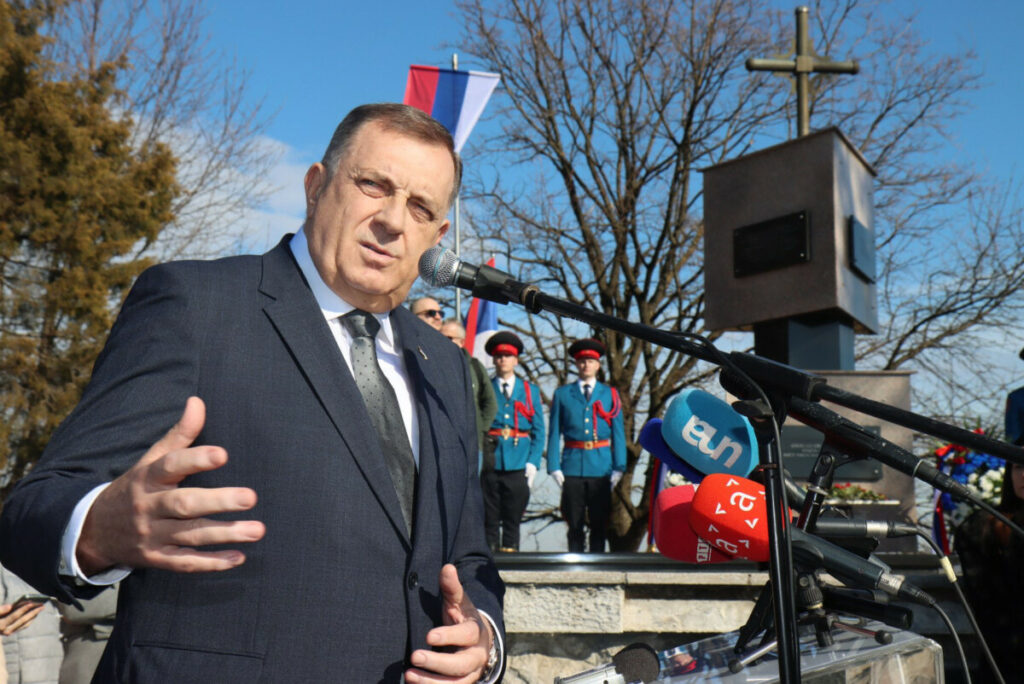 „BEZ SRPSKE NEMA SLOBODE ZA NAŠ NAROD NA OVIM PROSTORIMA“: Dodik se poklonio na spomeniku stradalima u Drakuliću