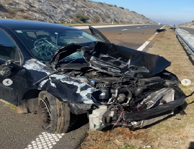 „MOGLA SAM DA BUDEM SAHRANJENA“ Pjevačica doživjela nezgodu na autoputu! Automobil potpuno uništen