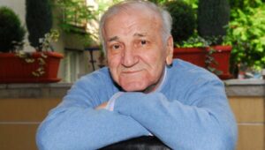 ДА ЛИ ЛИЧИ НА ДЈЕДА? Ово је унук Бате Живојиновића, живи далеко од Србије (ФОТО)