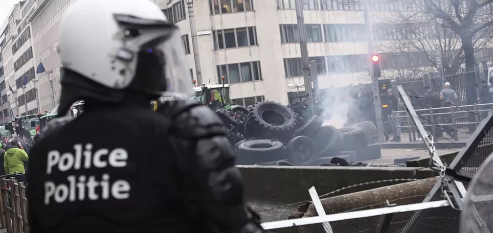 ХАОС НА УЛИЦАМА БРИСЕЛА: Пољопривредници полицију засули балегом и димним бомбама