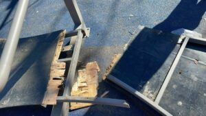 ВАНДАЛИЗАМ: Опет уништени реквизити на дјечијем игралишту у Парку „Младен Стојановић“, случај ће бити пријављен полицији