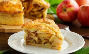 TOPLI KOLAČ ZA HLADNE DANE: Savršeno mirisna pita sa jabukama (RECEPT)