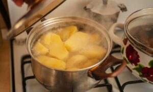 ТРИК КОЈИ МИЈЕЊА УКУС: Зашто би бијели лук требало да додамо у кромпир док се кува?