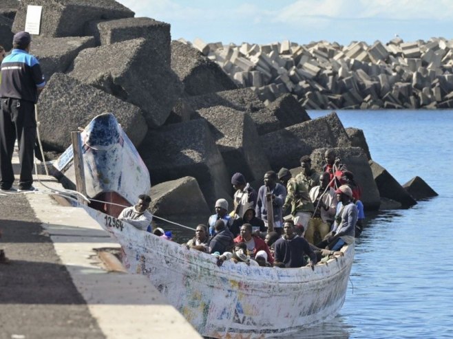 ТРАГЕДИЈА НА ОБАЛИ СЕНЕГАЛА: Преврнуо се чамац са мигрантима, 20 људи изгубило живот (ФОТО)