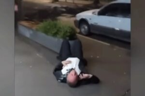 „POMIJEŠAO SAM ALKOHOL I LIJEK“ Poslanik ležao na pločniku i psovao (VIDEO)