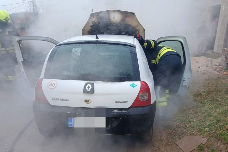 PLANUO AUTOMOBIL U BANJALUCI: Vatrogasci brzom reakcijom spriječili širenje vatre