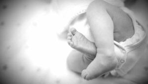 ДА СРЦЕ ПУКНЕ ОД ТУГЕ: Беба која је пронађена у контејнеру у Бугојну била жива у тренутку када је бачена