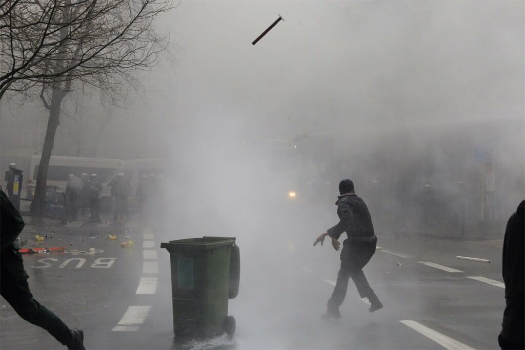 ХАОС У БЕЛГИЈИ: Пољопривредници гађају полицију гнојивом и наранџама, дим се шири Бриселом (ВИДЕО)