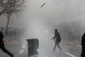 HAOS U BELGIJI: Poljoprivrednici gađaju policiju gnojivom i narandžama, dim se širi Briselom (VIDEO)