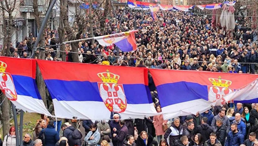 ВЕЛИКИ ПРОТЕСТ СРБА У КОСОВСКОЈ МИТРОВИЦИ: Грађани устали против неправде и терора Куртијевог режима (ФОТО/ВИДЕО)