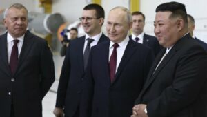 „ZA LIČNU UPOTREBU“ Kim Džong Un od Putina dobio luksuzan automobil