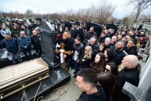 POTRESNA SLIKA: Otac Dejana Milojevića bio utučen na sahrani sina, a preminuo je samo 10 dana kasnije