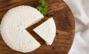 PO RECEPTU NAŠIH BAKA: Od samo dva sastojka napravite domaći bijeli sir (RECEPT)