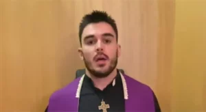 RAZBIJA SVE STEREOTIPE: Ovo je sveštenik koji je zaludio Hrvatice (VIDEO)