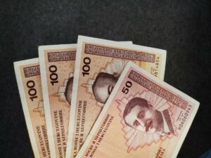 ОСУМЊИЧЕНИ МАЈКА И СИН ЗА УТАЈУ: Младић пронашао новчаник са 1.500 КМ