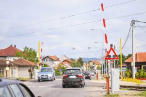 NEMAR VOZAČA NA DJELU: Opet polomljen polubranik na prelazu u Zalužanima u Banjaluci (VIDEO)