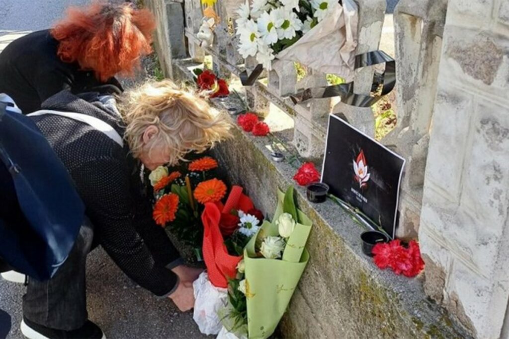 MONSTRUOZNI TERORISTIČKI NAPAD: Građani položili cvijeće i zapalili svijeće u znak žalosti za žrtvama ispred Ambasade Rusije