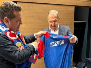 PRIJATELJSKI SUSRET: Stevandić Lavrovu uručio dres banjalučkog „Borca“ (FOTO)
