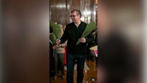 „DRAGE ŽENE, HVALA VAM ZA LJUBAV, HVALA VAM NA SVEMU!“ Vučić podijelio cvijeće damama (VIDEO)