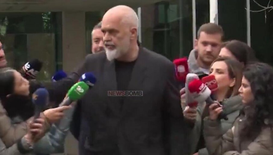РАМА ОДГУРНУО НОВИНАРКУ: Скандал тресе Албанију – Молила албанског премијера да је не дира више, све забиљежено камерама (ВИДЕО)