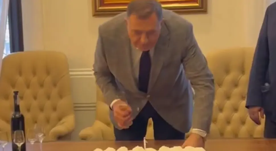 PREDSJEDNIK SRPSKE NAPUNIO 65. GODINA: Saradnici iznenadili Dodika za rođendan