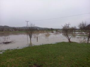 MJEŠTANI KOSTAJNICE U PROBLEMU: Una se izlila na poljoprivredne površine i zaplavila nekoliko vikend kuća