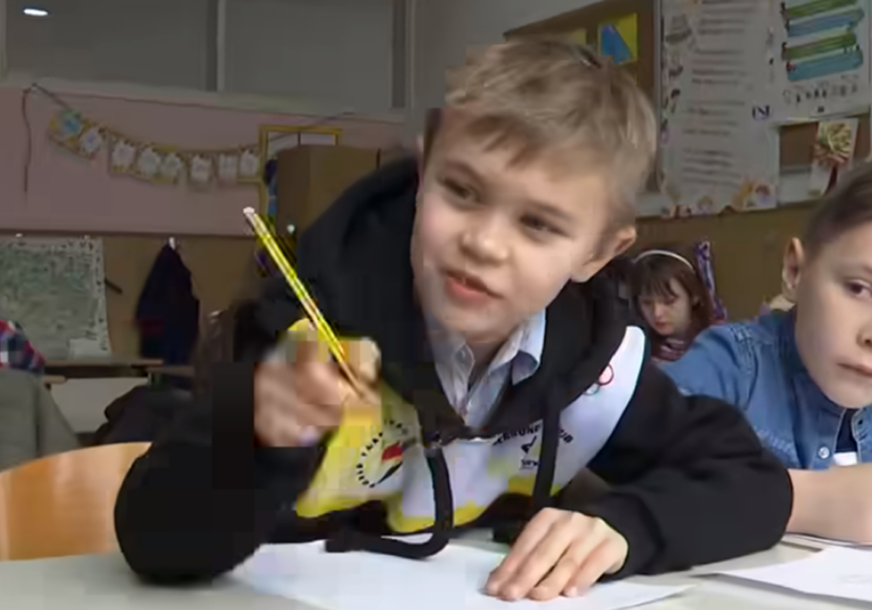 MALI MAHIR PO PRVI PUT U GRUPI SA VRŠNJACIMA: Učionicu i školu koju ima samo za sebe zamijenio sa onom punom djece (VIDEO)