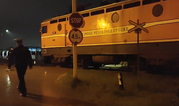 VOZILO SMRSKANO: Jeziva nesreća u Banjaluci, voz udario u automobil (VIDEO)