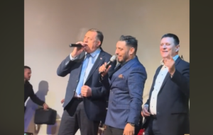 „ORI“ SE ROMANIJA: Dodik zapjevao veliki hit sa Darkom Lazićem, pridružio im se Đajić (VIDEO)