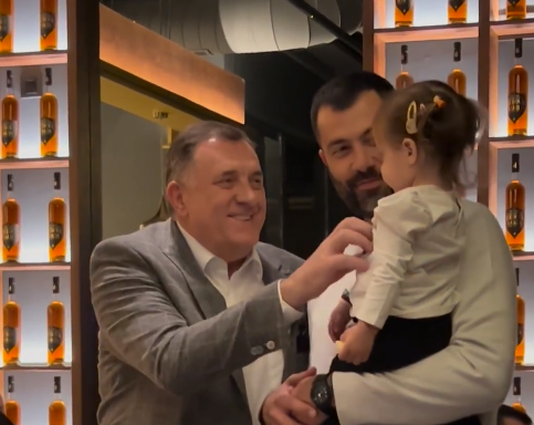 DODIK PROSLAVIO ROĐENDAN: Igor i Gorica među prvim gostima, unucima se najviše obradovao (VIDEO)