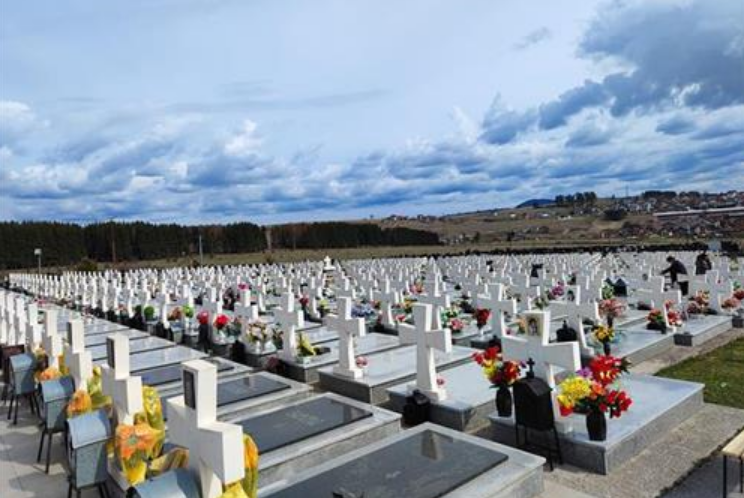 НАПУШТАЛИ ВИЈЕКОВНА ОГЊИШТА И САХРАЊИВАЛИ МРТВЕ: На Војничком гробљу „Нови Зејтинлик“ обиљежена годишњица егзодуса Срба из Сарајева (ФОТО)